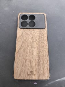 Zdjęcie z recenzji produktu Drewniane Etui (Orzech Amerykański) - Xiaomi POCO X6 Pro 5G