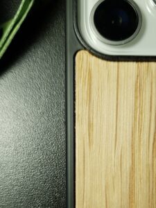 Zdjęcie z recenzji produktu Drewniane Etui (Dąb) - iPhone 15 Pro