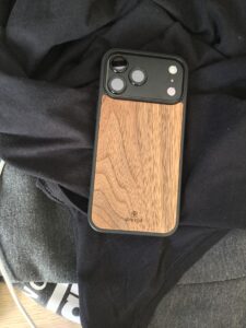 Zdjęcie z recenzji produktu Drewniane Etui (Orzech Amerykański) - iPhone 17 Pro Max