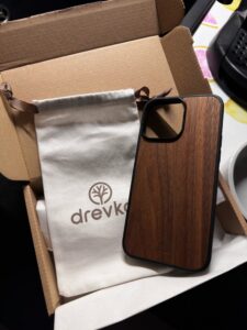 Zdjęcie z recenzji produktu Drewniane Etui (Orzech Amerykański) - iPhone 14 Pro Max