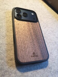 Zdjęcie z recenzji produktu Drewniane Etui (Orzech Amerykański) - iPhone 17 Pro