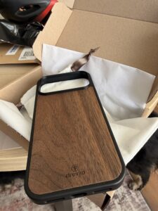 Zdjęcie z recenzji produktu Drewniane Etui (Orzech Amerykański) - iPhone 17 Pro Max