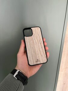 Zdjęcie z recenzji produktu Drewniane Etui (Dąb Syberyjski) - iPhone 13