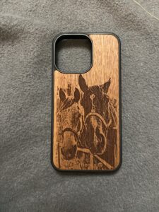 Zdjęcie z recenzji produktu Personalizowane Etui (Mahoń) - iPhone 13 Pro