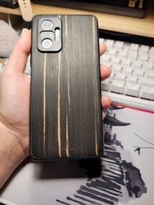 Zdjęcie z recenzji produktu Drewniane Etui (Zebrano Czarne) - Xiaomi Redmi Note 10 Pro