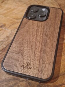 Zdjęcie z recenzji produktu Drewniane Etui (Orzech Amerykański) - iPhone 15 Pro