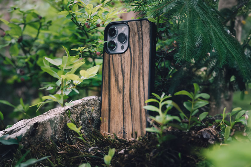 Drewniane etui na telefon w lesie